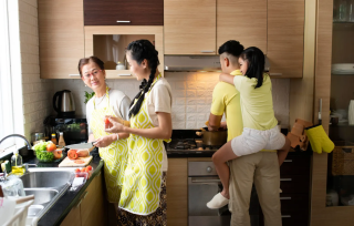 Tips Menyusun Dapur Kecil Menjadi Ruang yang Hangat untuk Keluarga